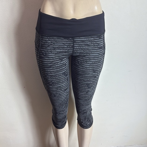(L2) Lululemon Black and Gray Printed Short Leggings, Size 6 - Picture 5 of 13